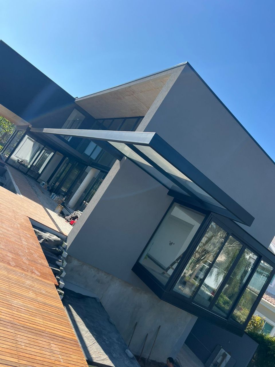 Fachada contemporânea com acabamento em gesso e drywall