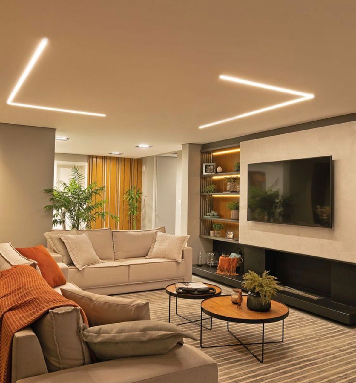 Sala com sancas lineares em gesso e LED