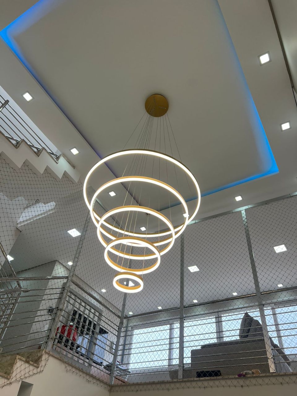Forro em drywall com pé-direito duplo e sanca de LED azul